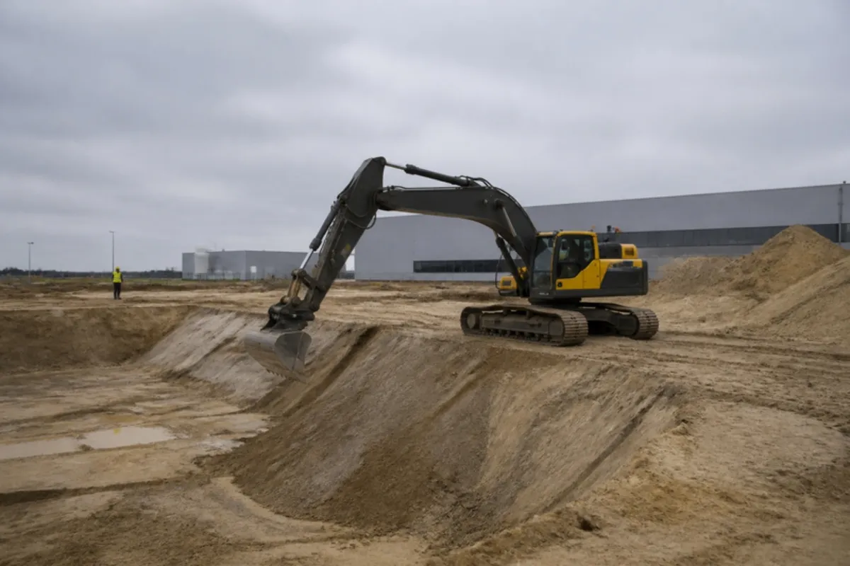 Gravemaskine graver ud til fundament på en industrigrund