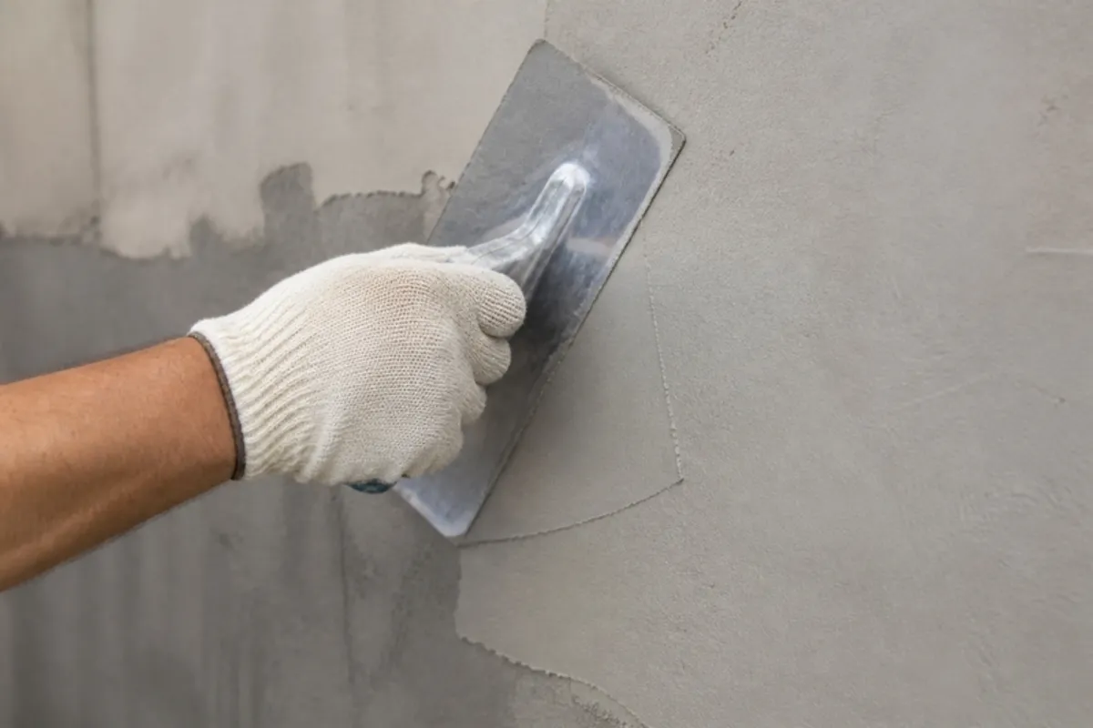 Microcement bliver spartlet på en væg med glittebræt